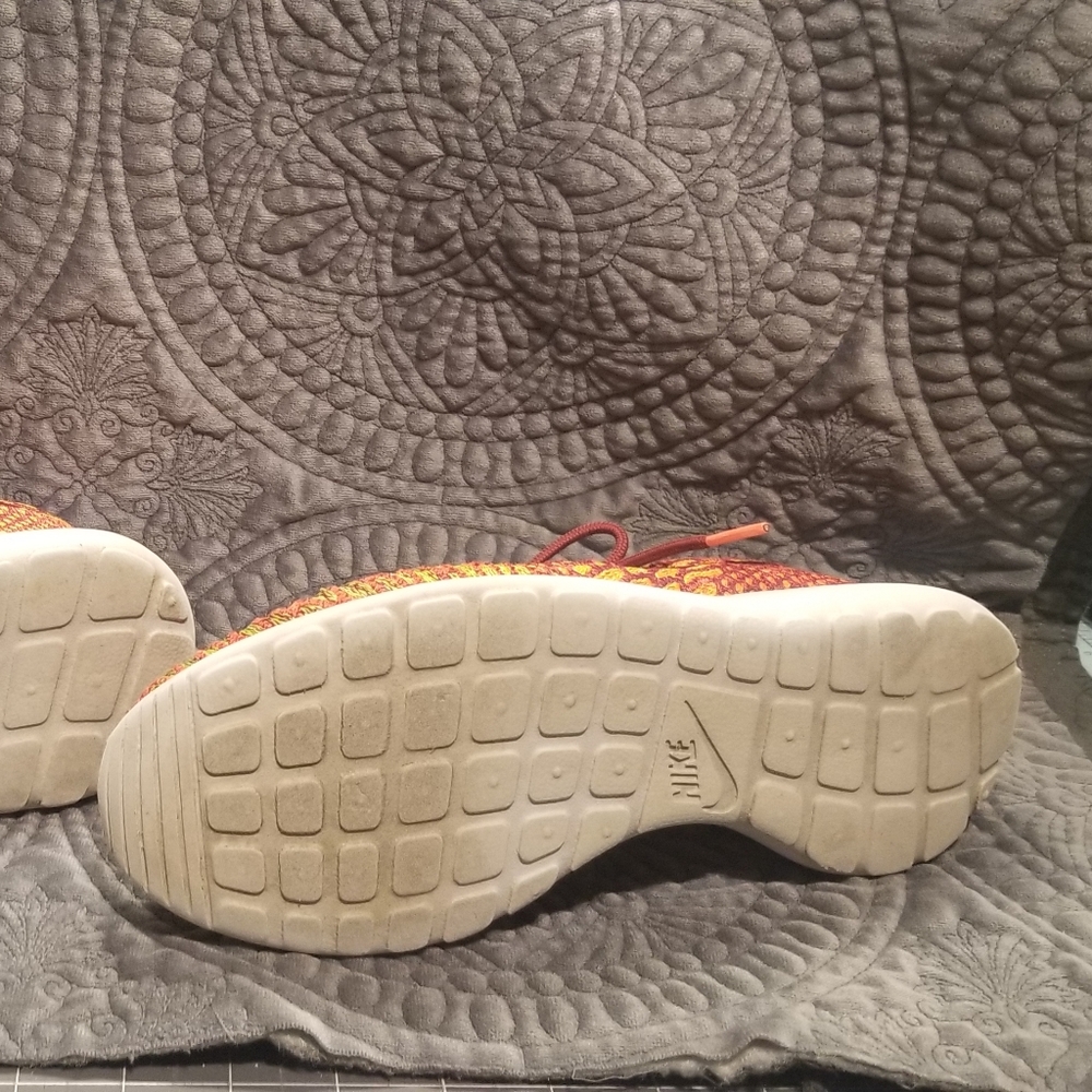 Nike Flyknit Roshe - Picture 6 of 10
